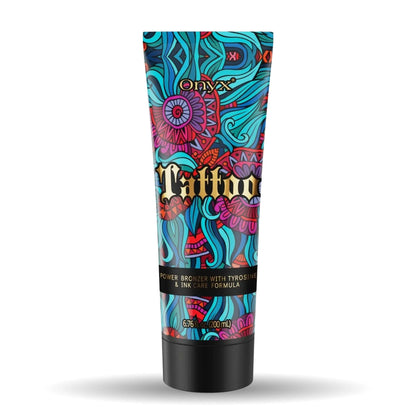 Tuba balsamu Onyx Tattoo Bronzer stoi pionowo na białym tle, prezentując kolorowe opakowanie z motywem artystycznym i napisem Tattoo, wariant 200 ml