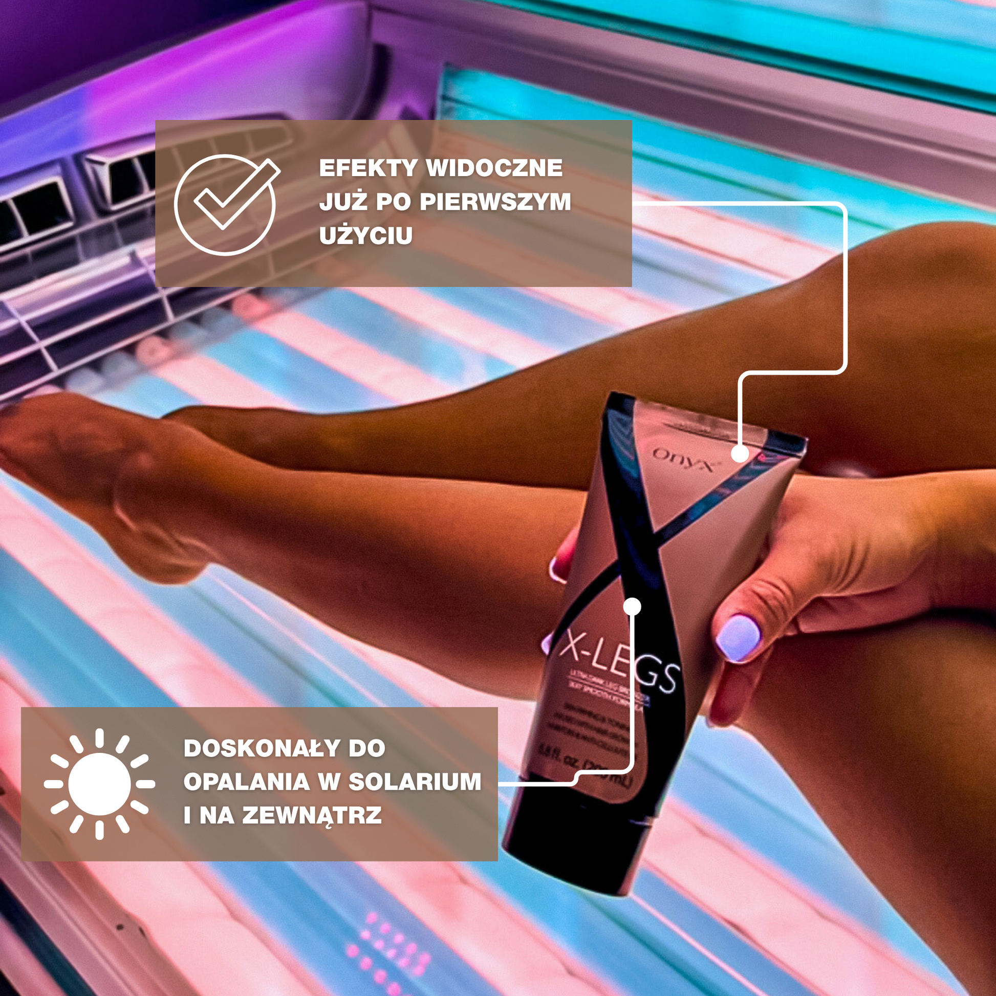 Kobieta opalająca się w solarium z Onyx X-Legs. Bronzer do nóg przyspiesza uzyskanie ciemnego odcienia skóry i wygładza jej powierzchnię.